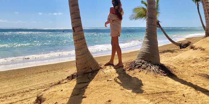 mujer de espaldas disfrutando el paisaje de la playa en República Dominicana