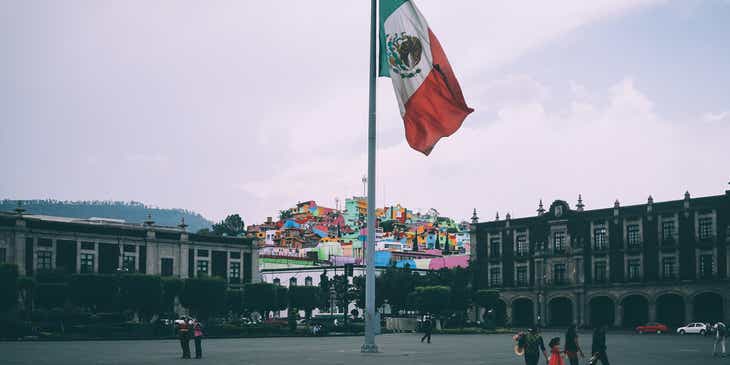 El zócalo de una ciudad mexicana con la bandera de México en el centro.