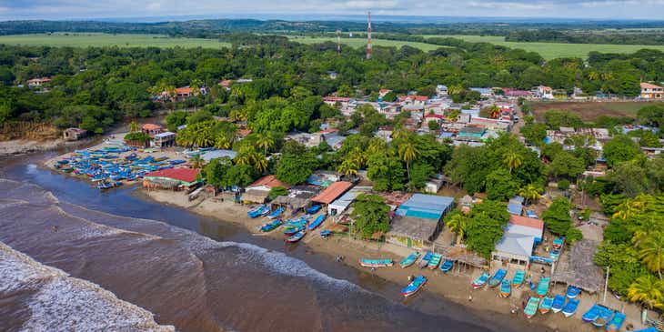 Vista aérea de la costa de la ciudad de Masachapa en Nicaragua.