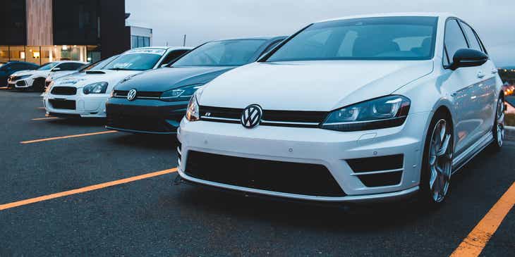 Una fila de autos estacionados en un logo de una empresa de renta de autos.