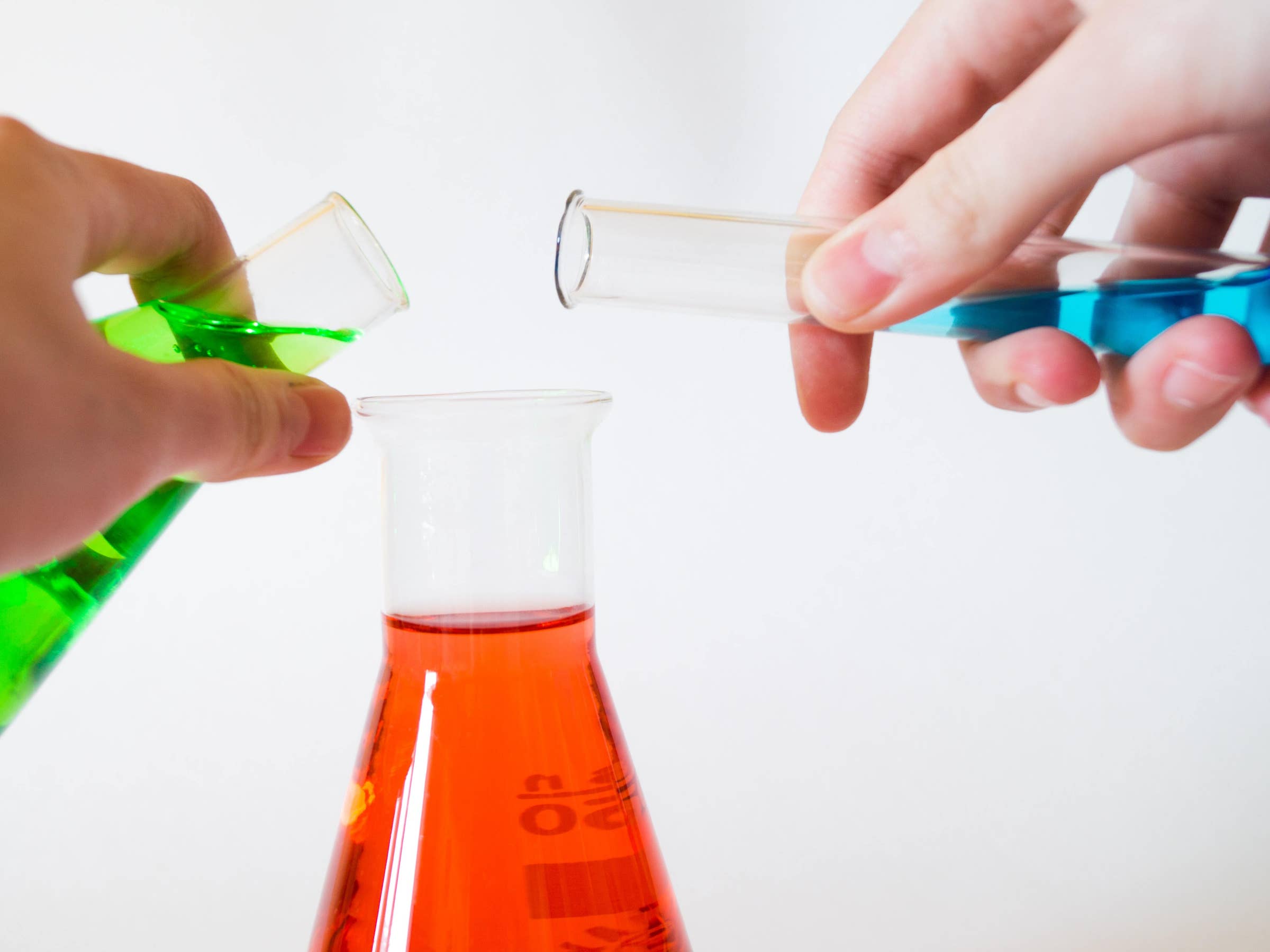 Scène De Laboratoire Avec Des Tubes À Essai, Des Flacons, Des