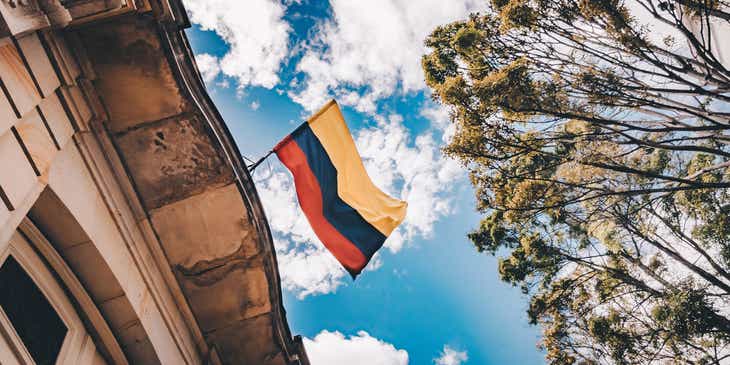 Bandera colombiana ondeando afuera de una empresa en Colombia.