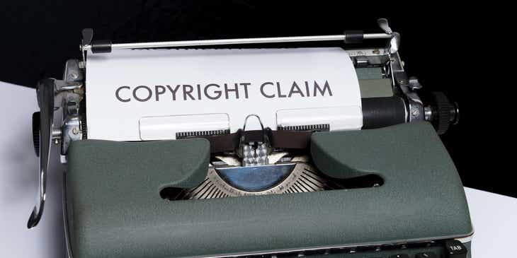 Mesin tik dan secarik kertas yang menunjukkan "Kebijakan Hak Cipta".