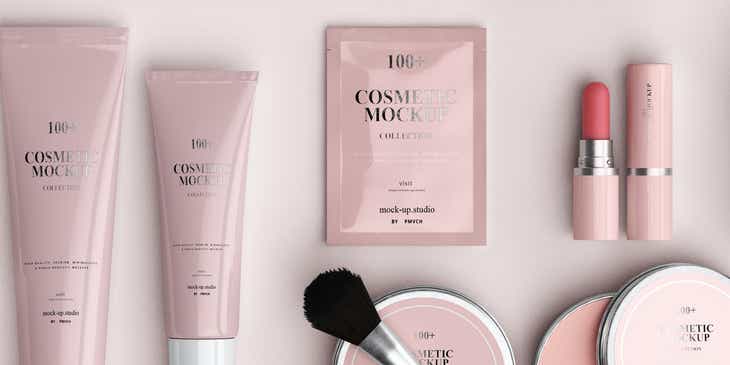 Divers produits cosmétiques soigneusement agencés dans un emballage rose et blanc.