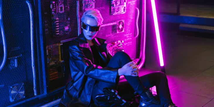 Une femme en cuir noir avec des lunettes cyberpunk.
