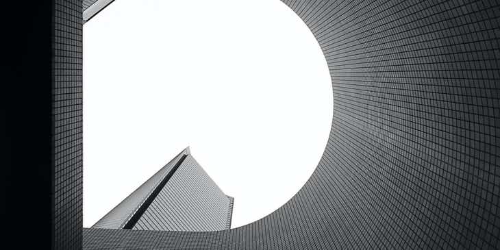 Une série de bâtiments photographiés sous un angle qui forme la lettre D.