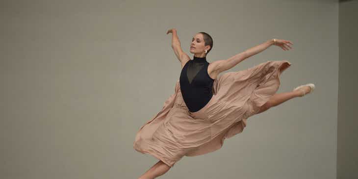 Eine Ballerina tanzt auf der Bühne einer Tanzschule.