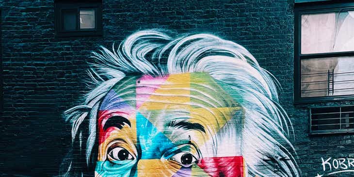 Un graffiti d'Albert Einstein qui déchire affiché sur un mur.