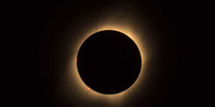 Un'eclissi di sole totale sopra un cielo scuro.
