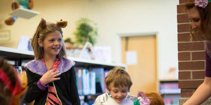 Niños disfrazados dentro de un aula en un logo para negocios de cuidado infantil.