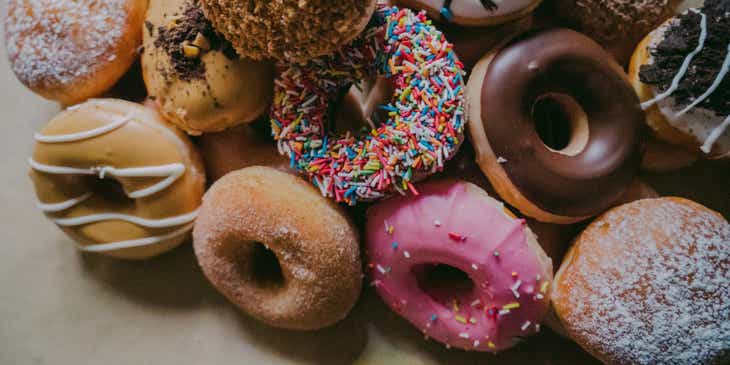 Ciambelle — o donuts — assortite sul bancone di un bar pasticceria.