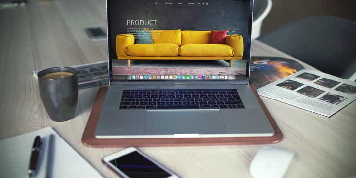 Una computadora portátil que muestra la página de inicio de un sitio web de comercio electrónico, en un logo para e-commerce.
