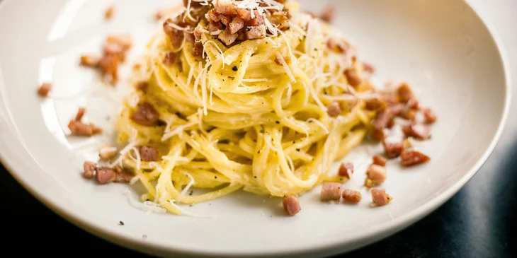 Um prato de carbonara em um restaurante italiano.