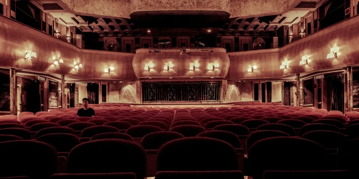 Asientos en una sala de teatro.