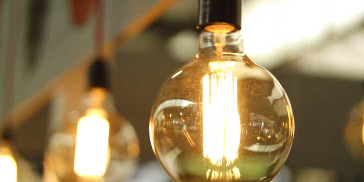 Eine Glühbirne, die elektrische Energie zur Lichterzeugung nutzt.