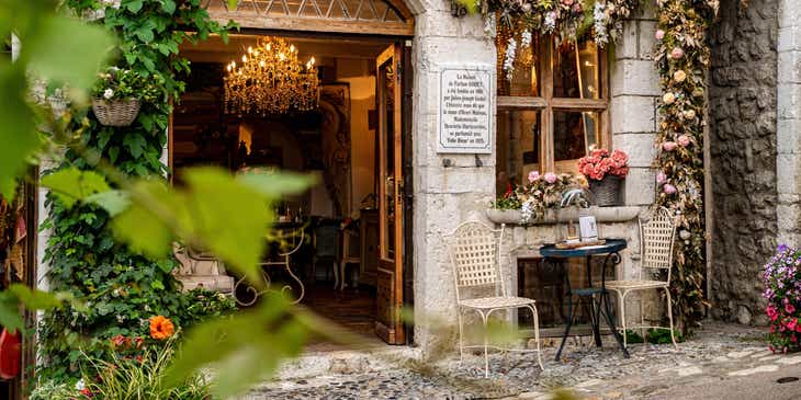 L'ingresso chic e carino di un tipico ristorante francese.