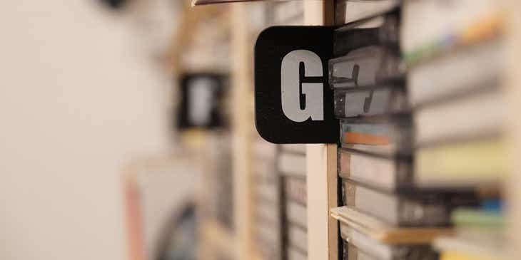 Ein weißes „G“ auf einem schwarzen Schild in einer Bibliothek.