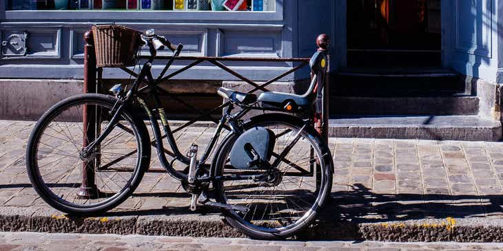 Ein Fahrrad steht vor einem Gemischtwarenladen, der allgemeine Dinge des täglichen Lebens verkauft.