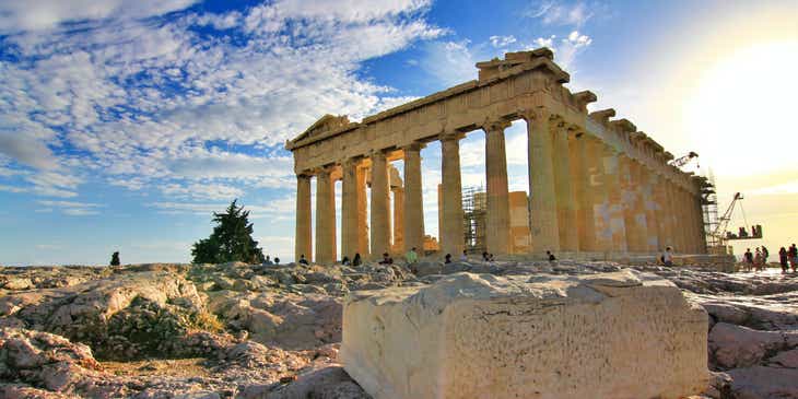 Kuil Parthenon, monumen khas Yunani yang sering dikunjungi wisatawan.