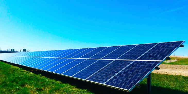 Elektrik üretmek için güneş enerjisini kullanan mavi bir güneş paneli.