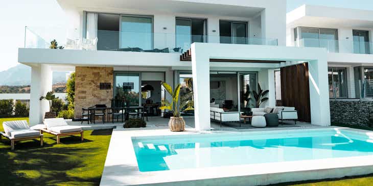 Ein modernes zweistöckiges Ferienhaus mit Pool und Garten.