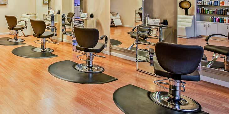 Un salon de coiffure propre et moderne.