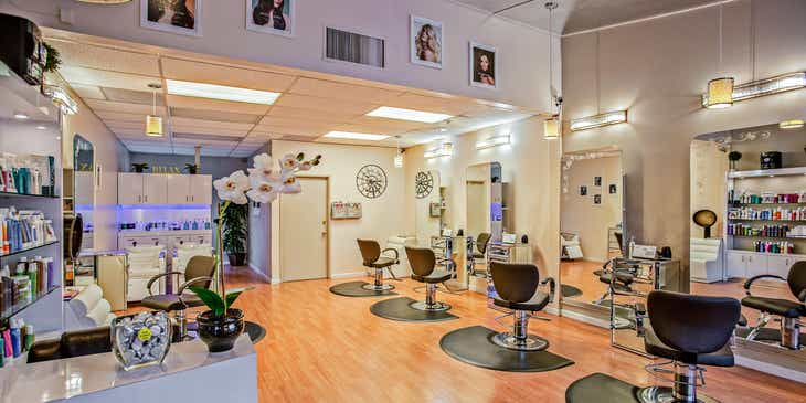 Tampak interior salon rambut modern.