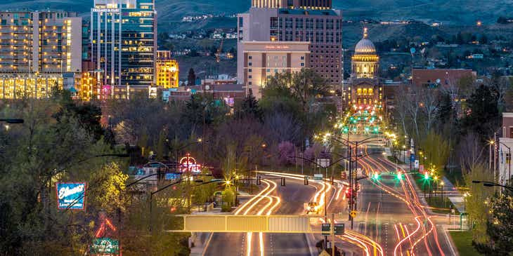 Vista nocturna de empresas y edificios en la ciudad de Boise, Idaho.