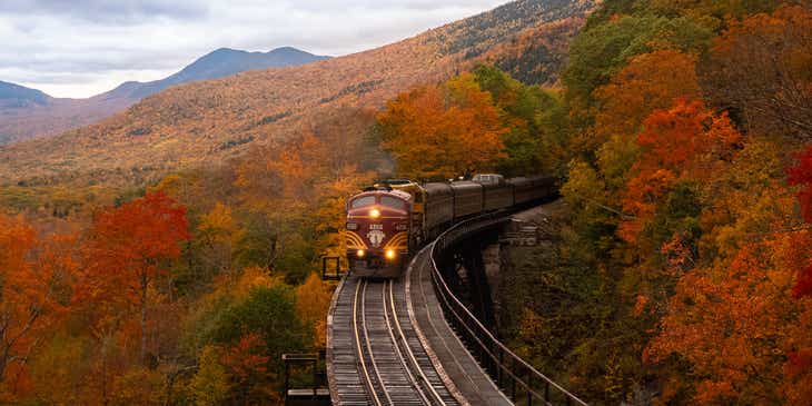 Un tren atravesando New Hampshire durante el otoño.