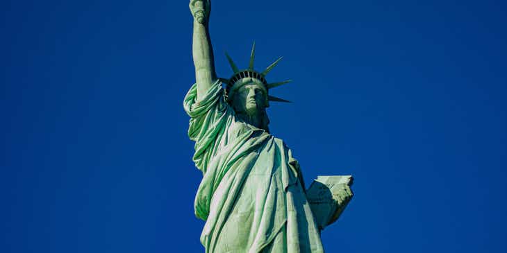 La imagen de la estatua de la libertad con el cielo azul de fondo en un negocio de Nueva York.
