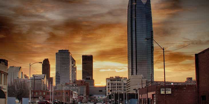 Negocios del centro de Oklahoma City al anochecer.