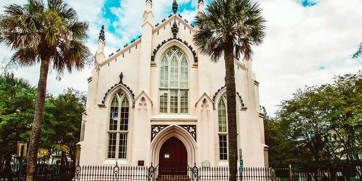La histórica Iglesia Protestante Francesa con dos palmeras, en Charleston, Carolina del Sur.