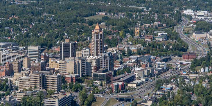 Una vista aérea del área de edificios de la ciudad de Roanoke, Virginia.