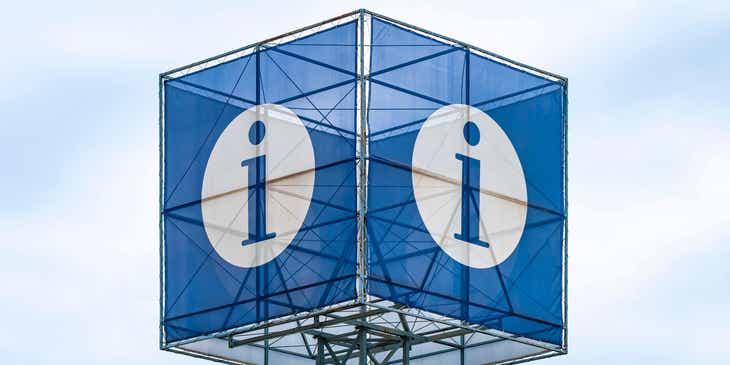Una valla azul grande con una letra gigante en cada lado en un logotipo con la letra "I".