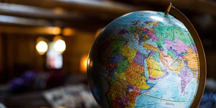 Um close-up de um globo mostrando as fronteiras internacionais.