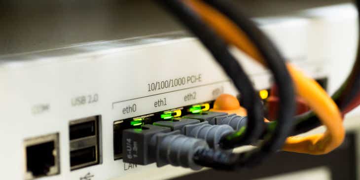 Vue d'un modem connecté fourni par un fournisseur d'accès à Internet.