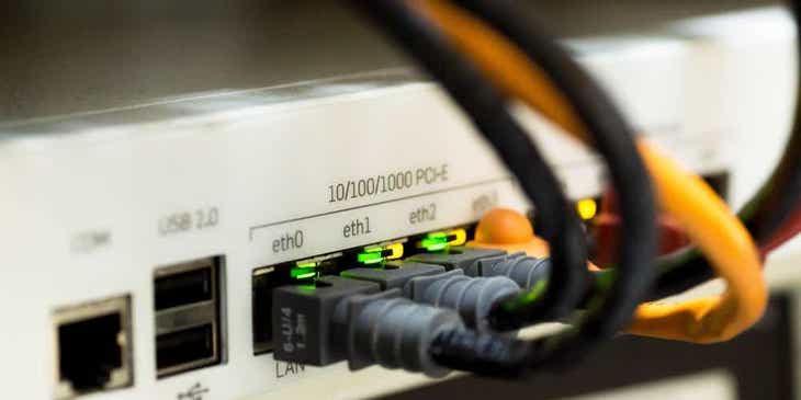 Kabel sind an das Modem eines Internetanbieters angeschlossen.