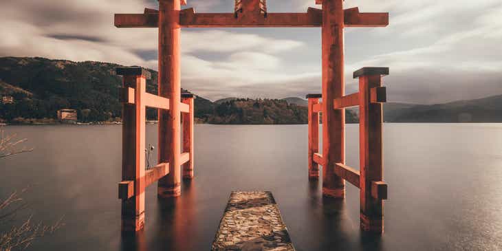 Um torii tradicional japonês em um lago.