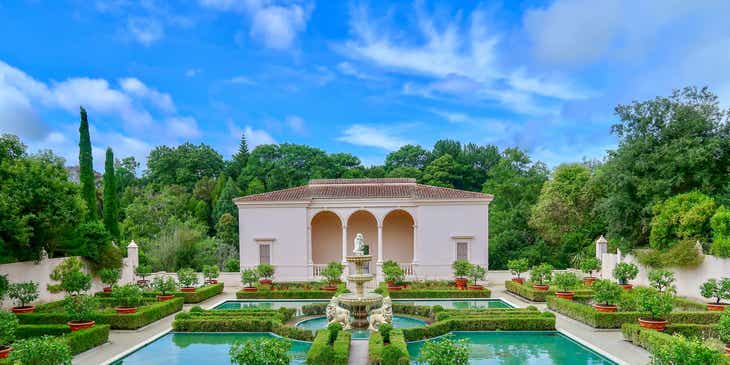 Piękny ogród z fontanną w środku, zaprojektowany przez architekta krajobrazu.