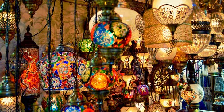 Sklepu z oświetleniem wypełniony kolorowymi, orientalnymi lampami.