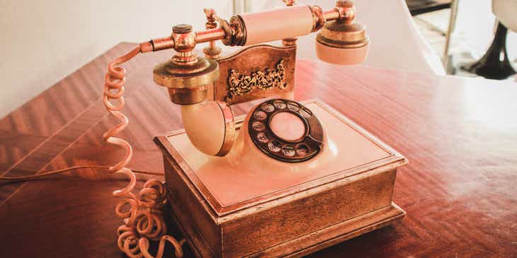 Ein altes Telefon in einem Antiquitätenladen.