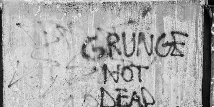 Sebuah pesan bergaya grunge tertulis di dinding.