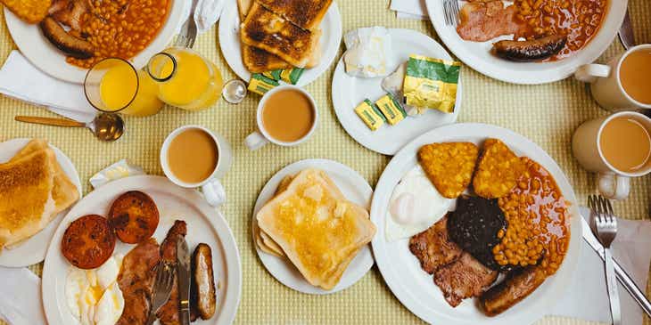 Stół zastawiony tradycyjnym śniadaniem angielskim – popularnym daniem kuchni brytyjskiej.