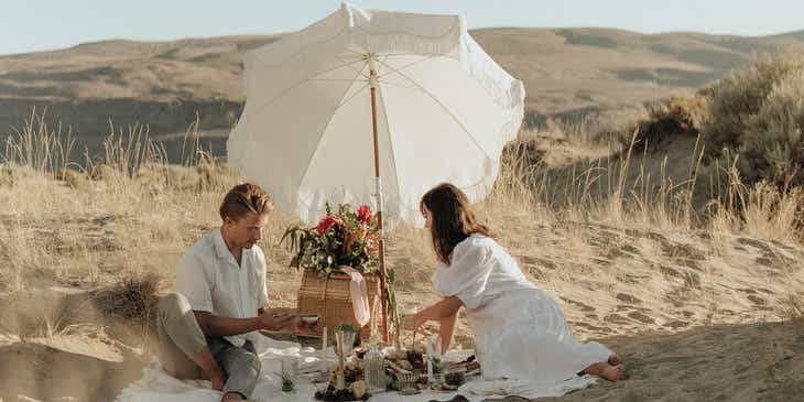 Pasangan yang sedang piknik di pantai.
