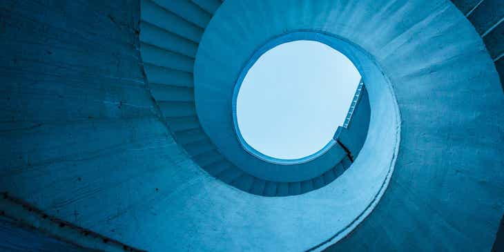 Sebuah tangga spiral berwarna biru.