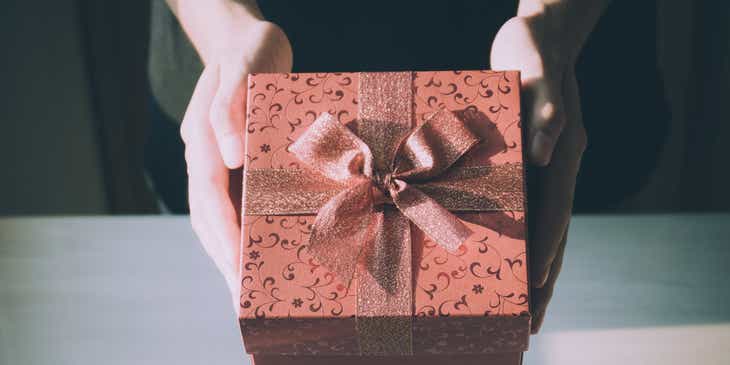 Una caja de regalo con papel texturizado en marrón en un negocio de cajas de regalos.