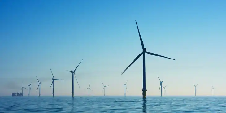 Turbinas de viento en el océano produciendo energía renovable.