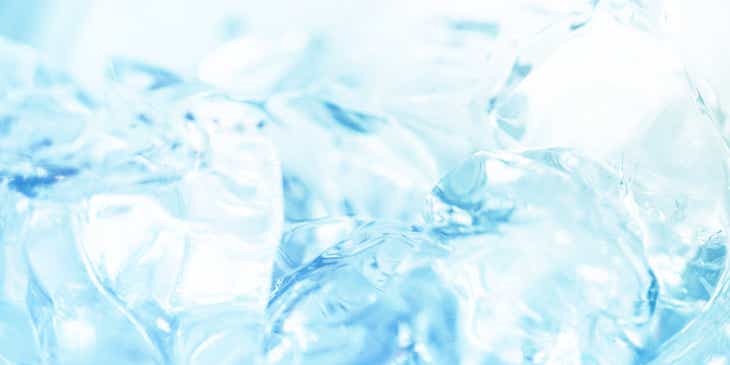Pedazos de hielo azules y transparentes.