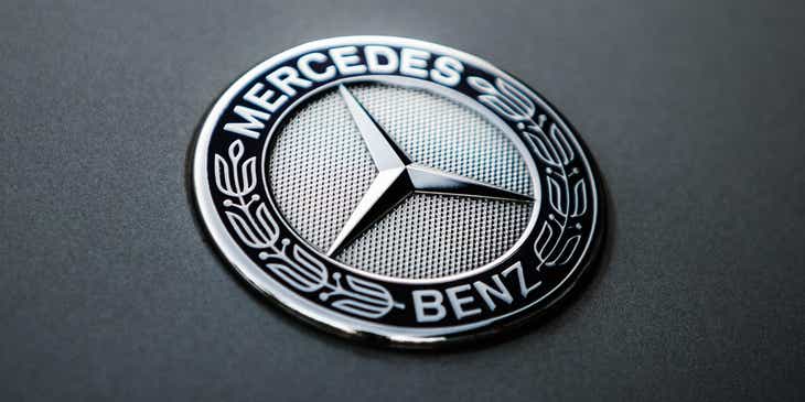 Una superficie gris con el logo elegante de Mercedes Benz.