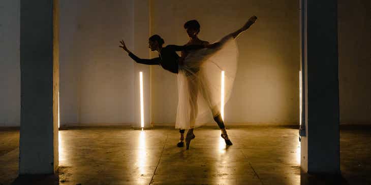 Dos bailarines de ballet bailando juntos en un escenario.